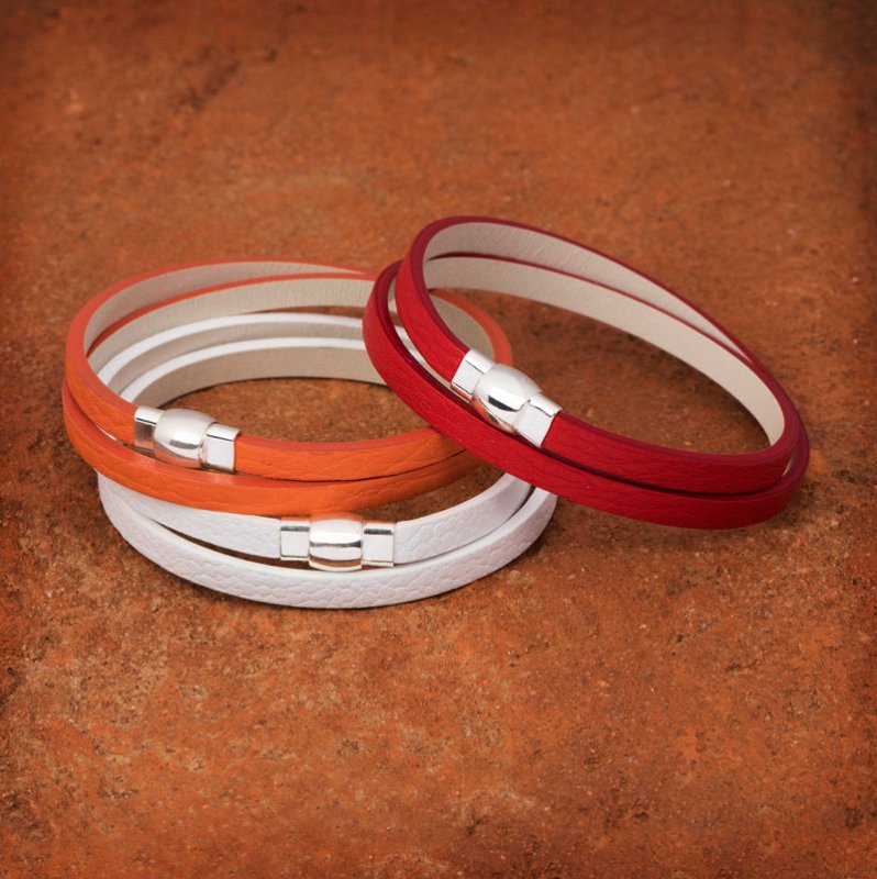 Cette image représente le bracelet romance, c' est un bracelet fin, double tour en cuir de taurillon orange, rouge ou blanc. La largeur du cuir est de 5 millimètres. La fermeture est assuré par un fermoir aimanté