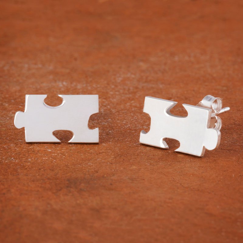 Boucles d'oreilles puzzle . Petites boucles en argent avec une forme de puzzle. Longueur 10-12 mm. Fabrication française. 