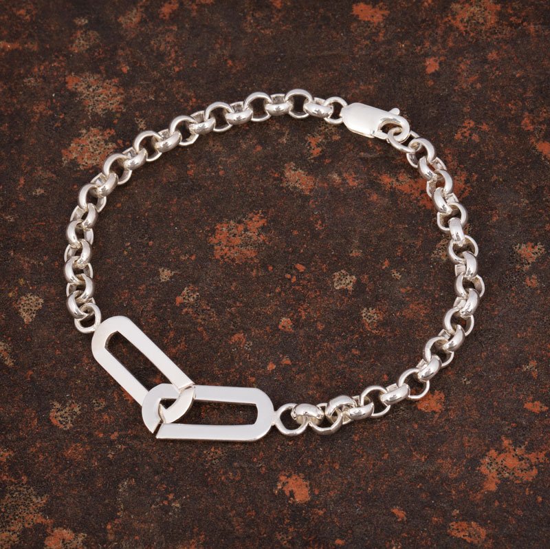 Le bracelet link est un bracelet de créateur en argent. Comme le collier link, il est composé d'une chaîne en maille jaseron ronde de diamètre de 4 millimètre et d'un fermoir en forme de deux grand maillons rectangulaires s'entrelaçant. les fermoirs  sont l'élément central du bijou.
